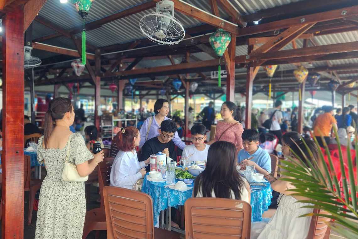 Nhà hàng bè nổi Nha Trang – Trải nghiệm ẩm thực trên biển độc đáo có 1-0-2 4 Nhà hàng bè nổi Nha Trang